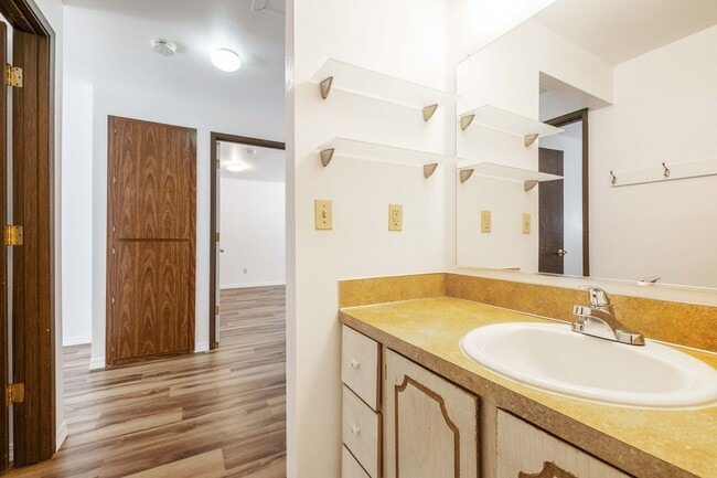 Building Photo - Beautiful 4 Bed, 2 Bath Townhouse with Lots of Closet Space and Laundry In Unit!