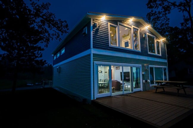 Building Photo - FULLY FURNISHED LAKE HOME