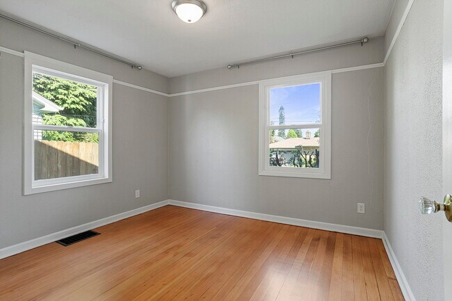 Building Photo - 1806 N Watts St