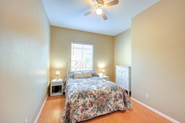 Building Photo - OPEN FLOOR PLAN WITH SIDEYARD PARKING AND ...