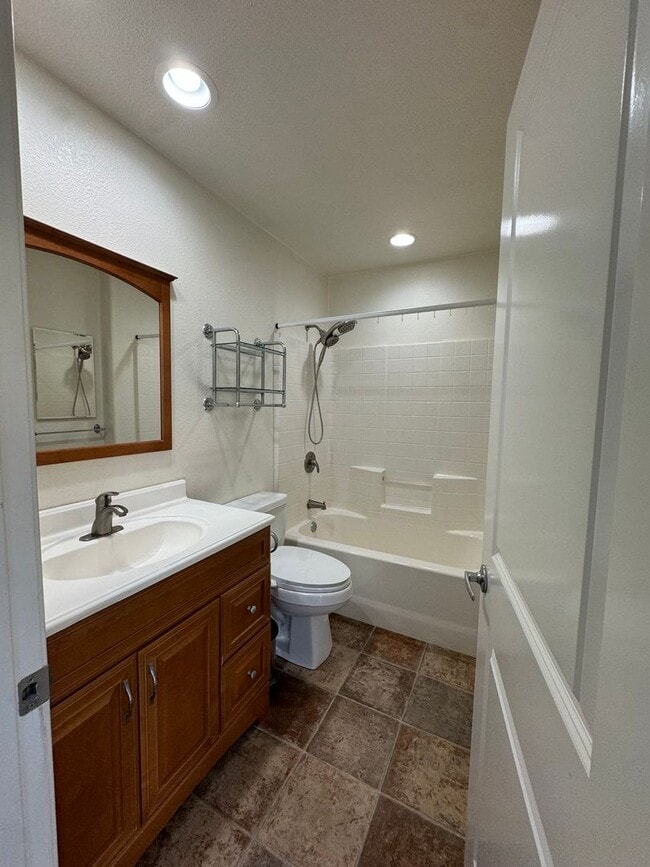 Building Photo - Spacious downstairs apartment near the fro...
