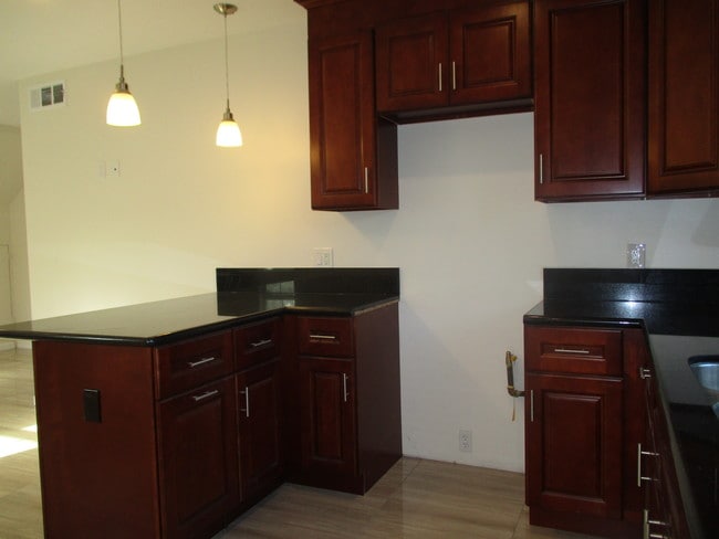 Building Photo - 6516 Beck Ave