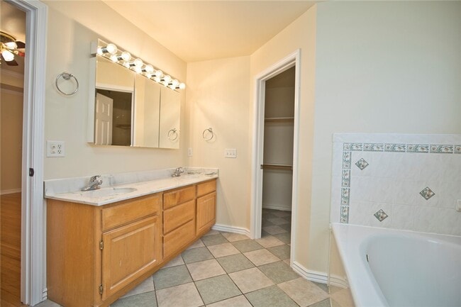 Building Photo - 402 NE Shasta Ct