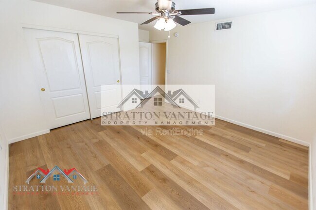 Building Photo - 960 E Constitution Dr