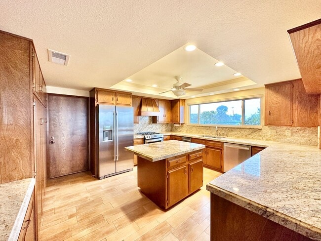 Building Photo - Beautiful Custom Home in Fallbrook, just m...