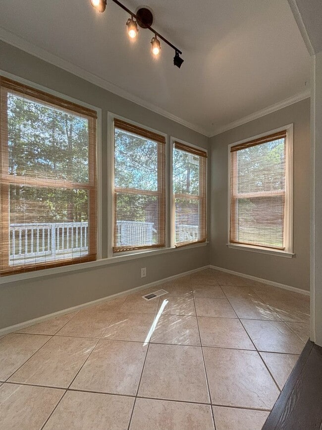 Building Photo - Pretty on Pine Valley