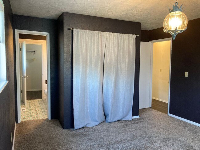 Building Photo - Kennewick Location w/a Country Flare!