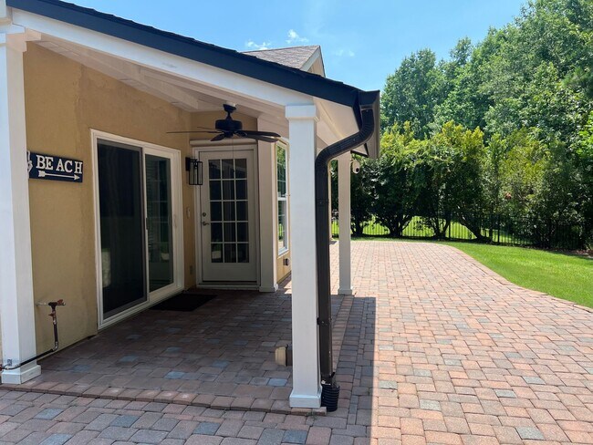 Building Photo - Gorgeous One-Level Ranch Style Home in The...