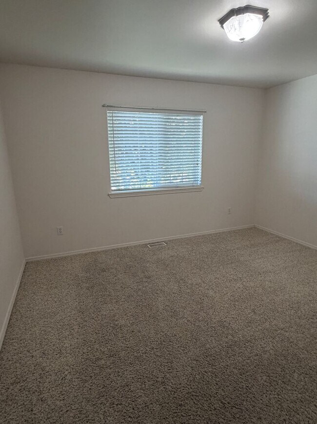 Building Photo - Large Duplex, Pelican Pointe Area