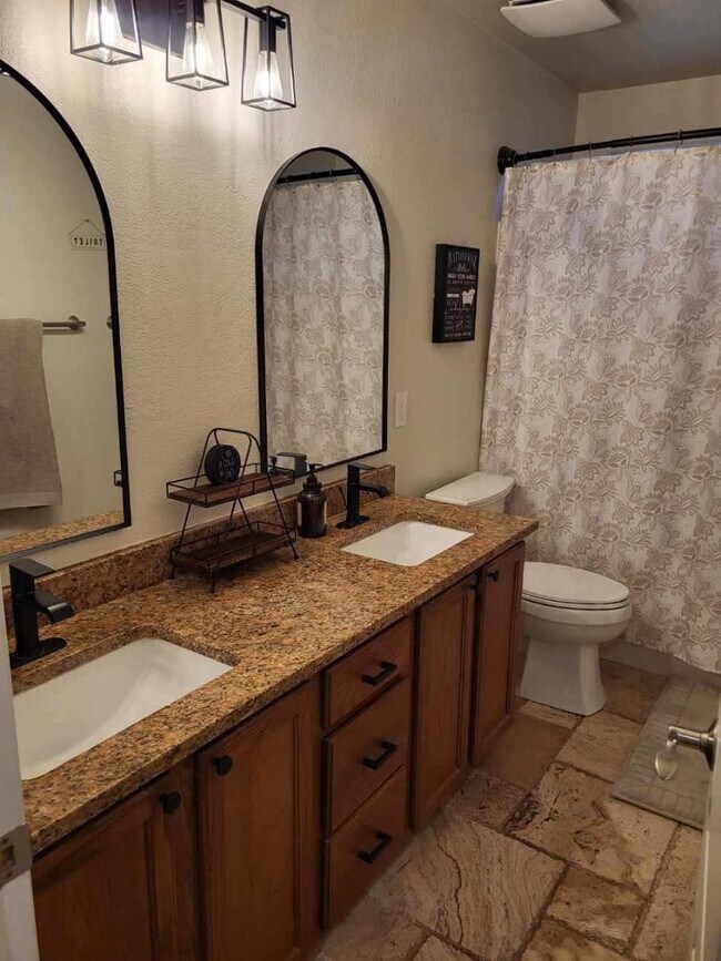 Building Photo - 8213 W Quail Ave