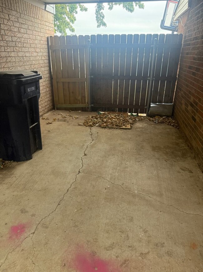 Building Photo - 1128 N Eagle Ln