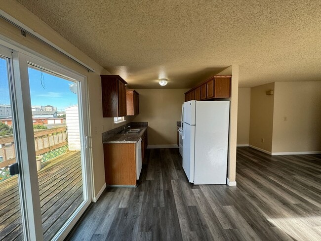 Building Photo - 498/A/