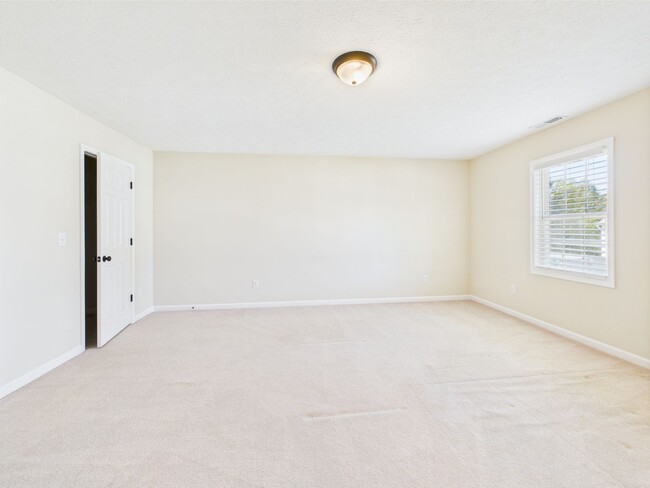 Building Photo - Bright & Spacious 4-Bedroom Home Located i...