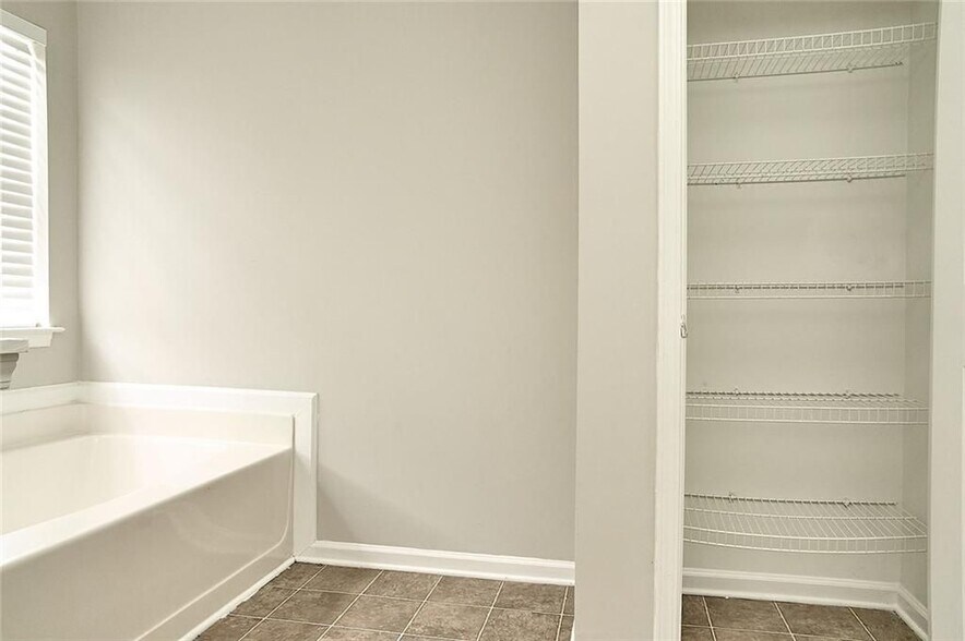 Building Photo - 130 Springbottom Dr SE