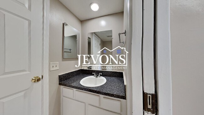 Building Photo - Charming 3-bedroom single-family home with...