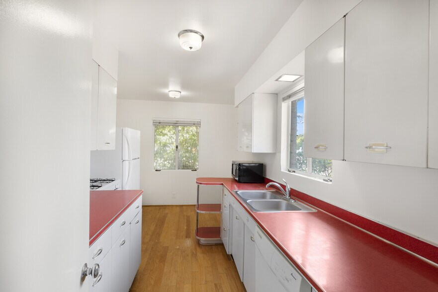 Kitchen - 543 W Coronado Rd