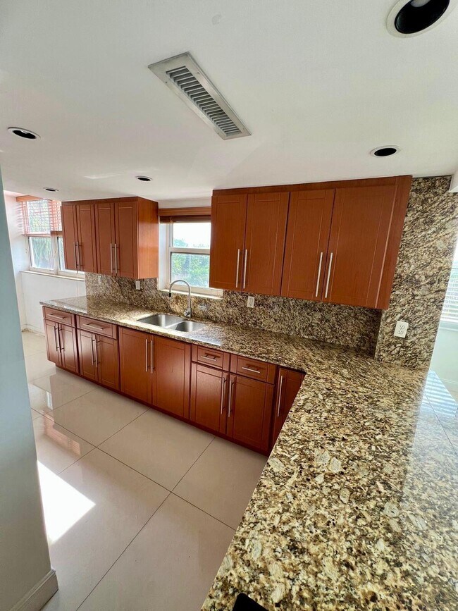 Building Photo - 1175 NE Miami Gardens Dr