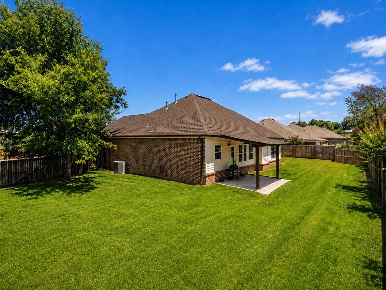 Building Photo - 1252 N Cannondale Dr