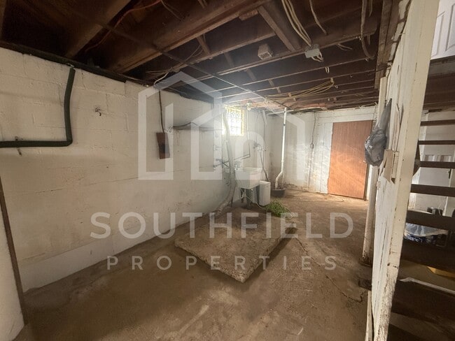 Building Photo - 5881 Elm St