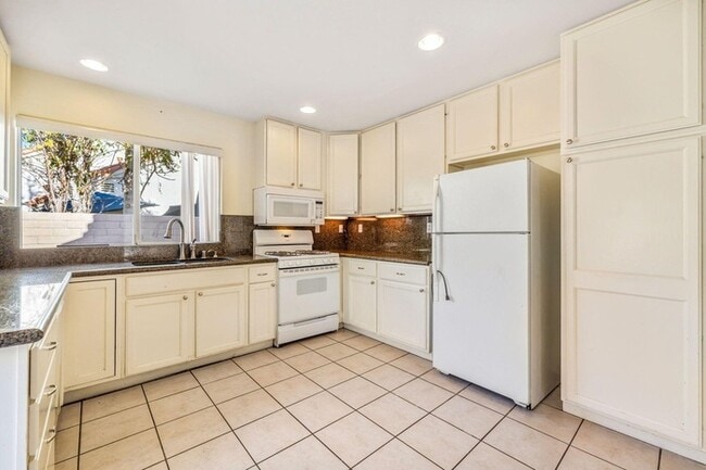 Building Photo - Spacious 4BR Home with Main-Level Primary Suite & No HOA!