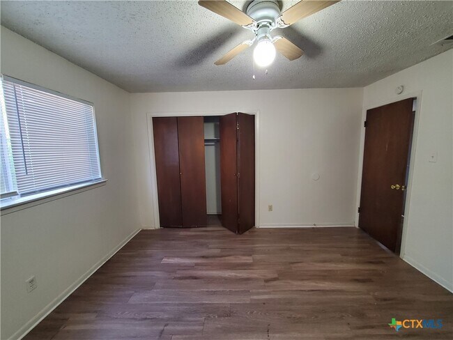 Building Photo - 209 Oak Trail Dr