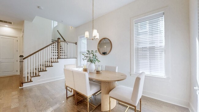 Building Photo - 3 Bedroom 2.5 bath Townhome with Luxury Finishes in Franklin
