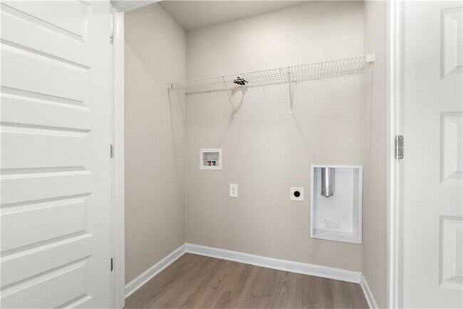 Building Photo - 2613 Windmere Dr E