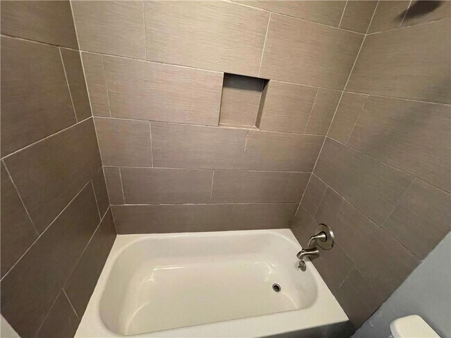 Building Photo - 305 E Croslin St