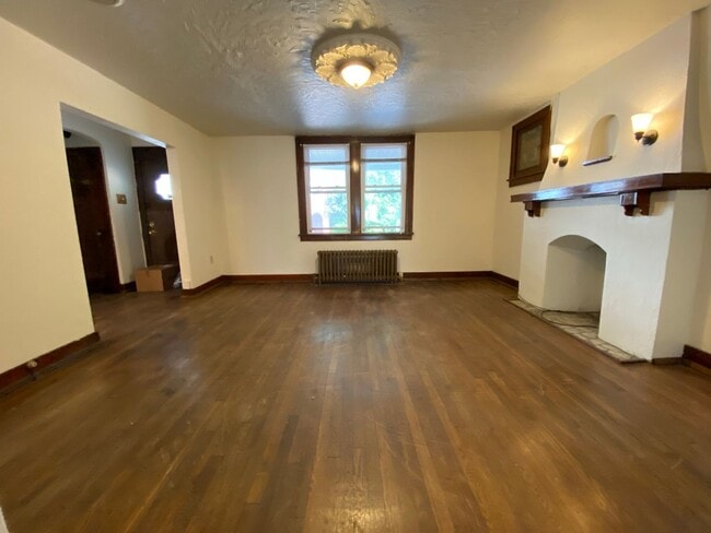 Building Photo - Stunning Three Bedroom on Bates St! Parking, Central Air Conditioning, Large Back Deck & More!! C...