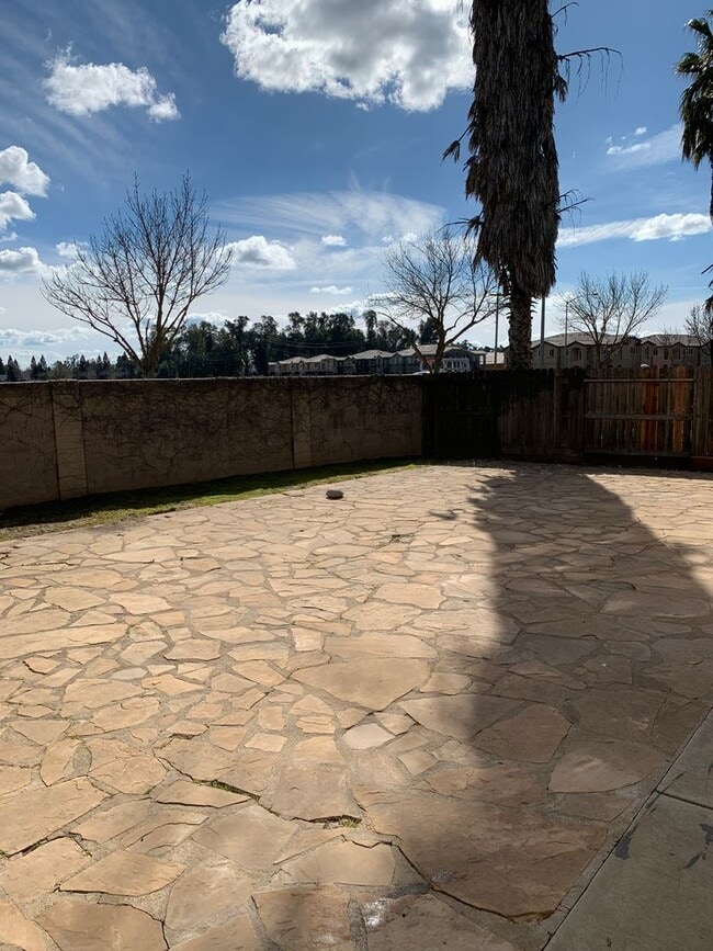 Building Photo - Beautiful 4 Bedroom 3 bath home in Merced!