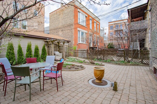 Building Photo - 622 W Briar Pl