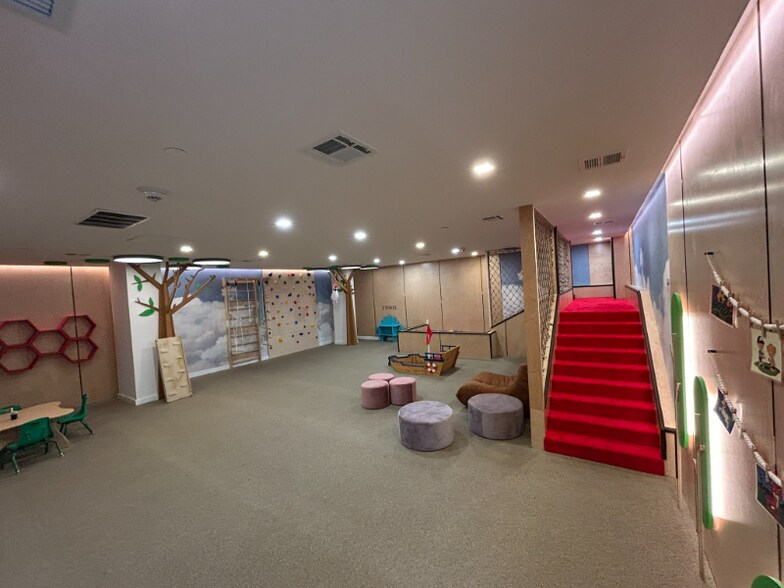 Building Photo - 428 E 9th St