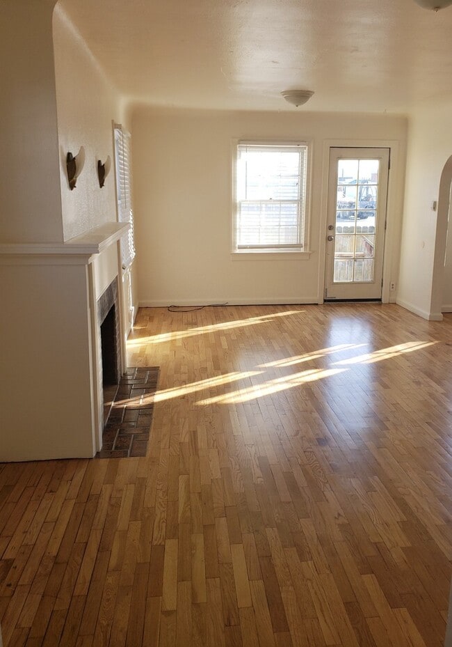 Building Photo - 302 Miles Ave