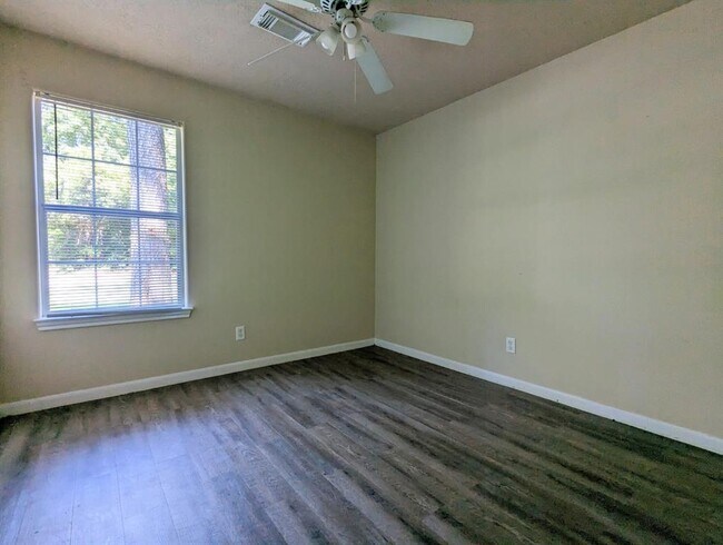 Building Photo - 12115 Royal Green Dr