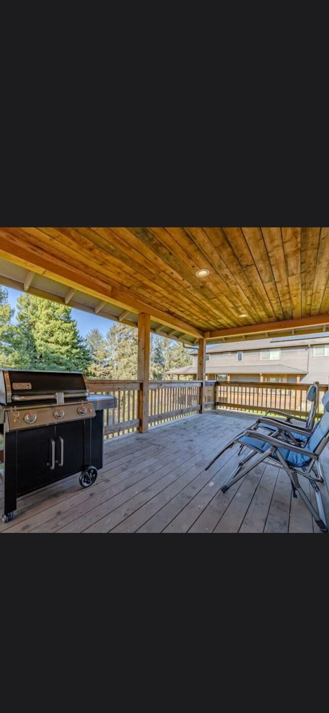 House comes with the BBQ - 4156 Williams St