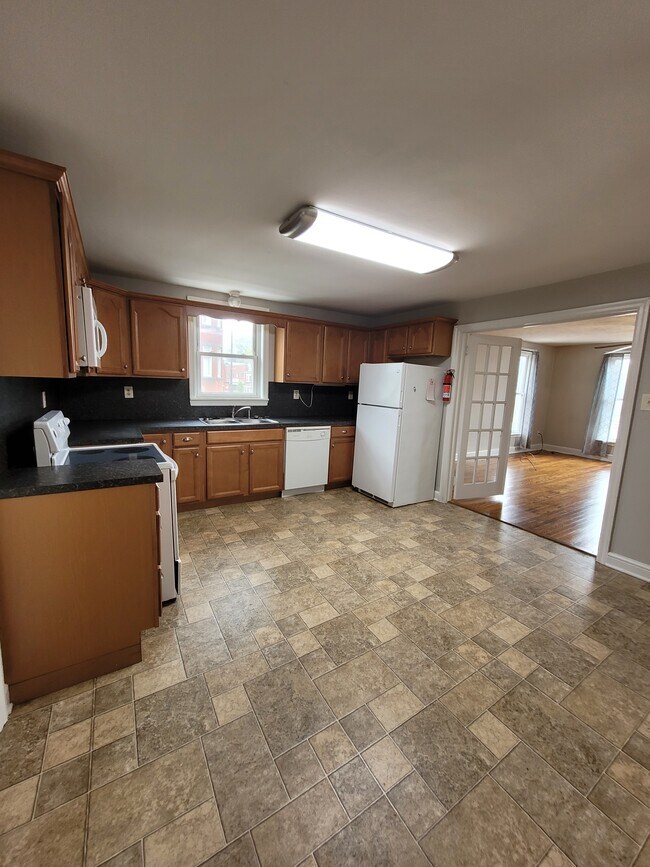 Building Photo - 104 S Main St