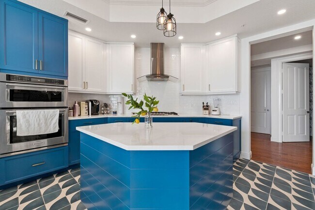 Building Photo - Ultimate Furnished Luxury Rental at the Be...