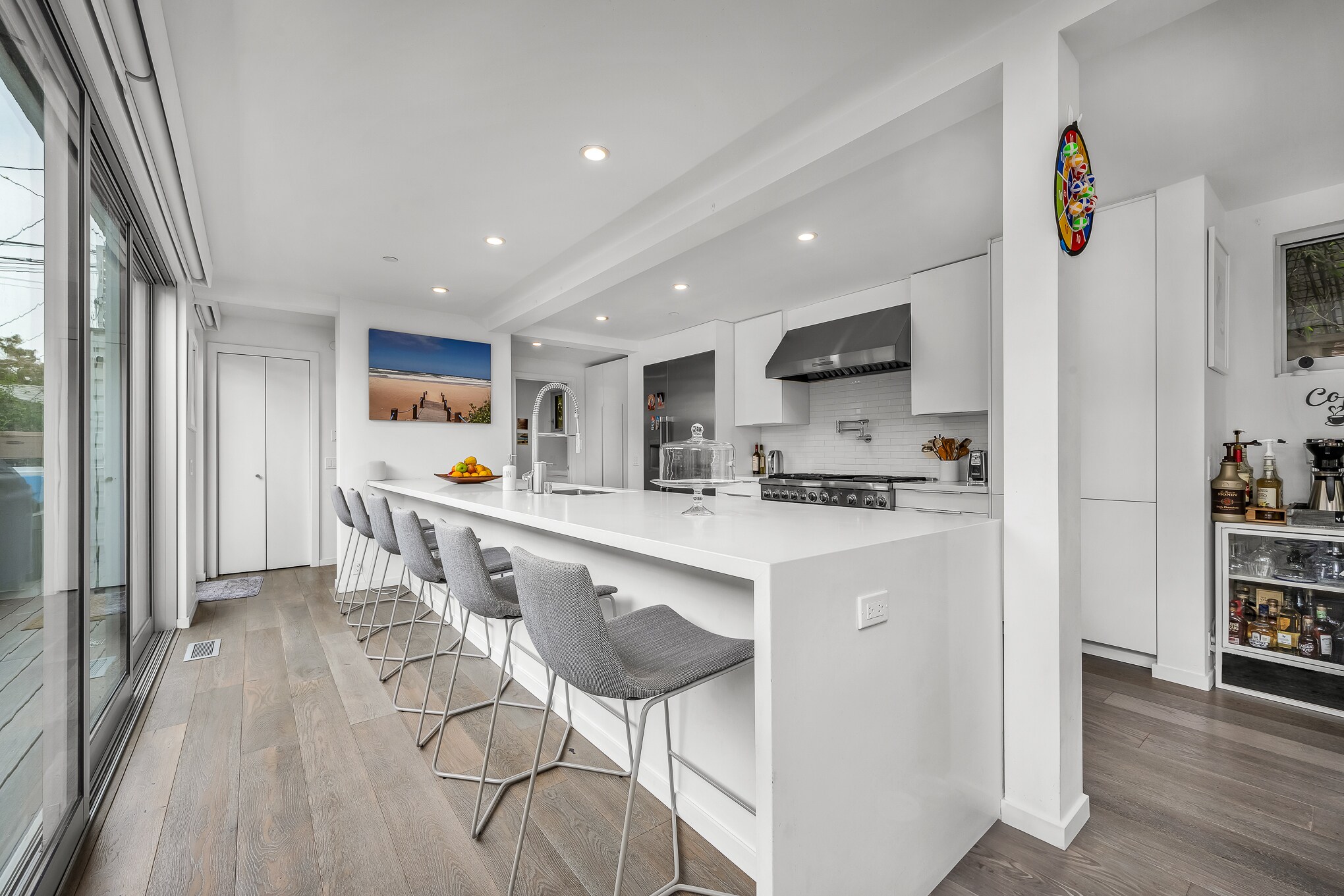 6-seater eat-in clunter - 718 Marine St