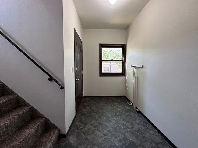 Building Photo - 822 3rd St