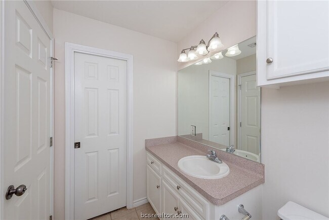 Building Photo - 1004 Crepe Myrtle Ct