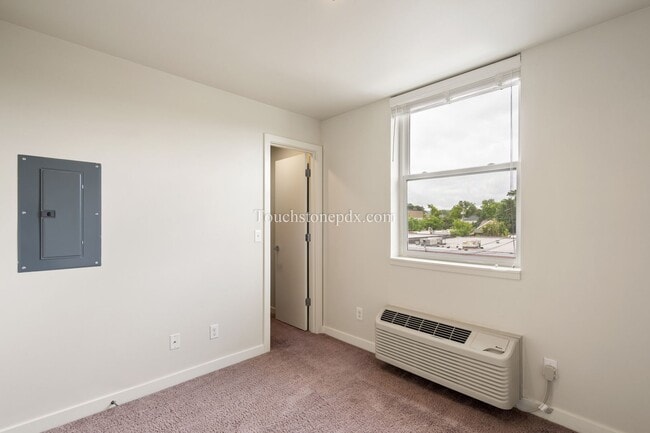 Building Photo - Contemporary 2 BD | 1.5 BA Apartment in The Heart of Northeast Portland