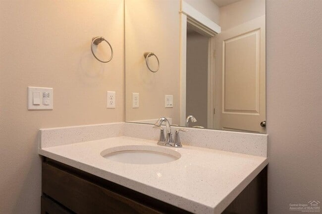 Building Photo - Well maintained home in SE Bend with AC!