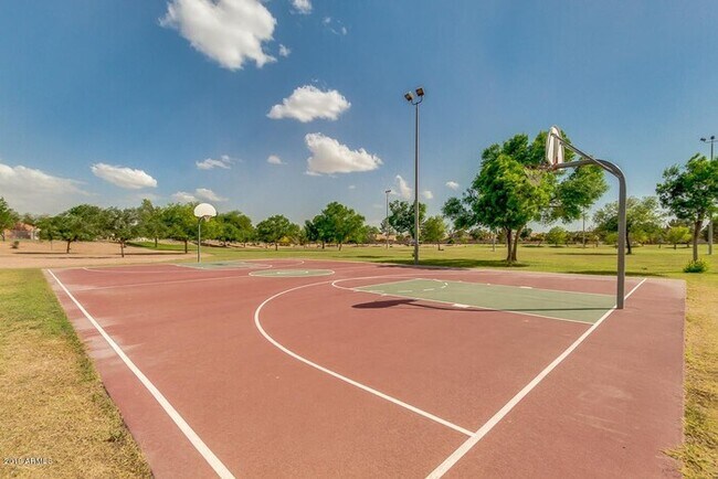 Building Photo - Location! Location! Beautiful 4 Bedroom/ 3 Bath Home! Ray/Kyrene