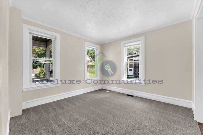 Building Photo - 3 Bedroom Eastown Home! AVAILABLE NOW!