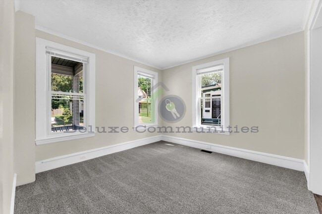 Building Photo - 3 Bedroom Eastown Home!