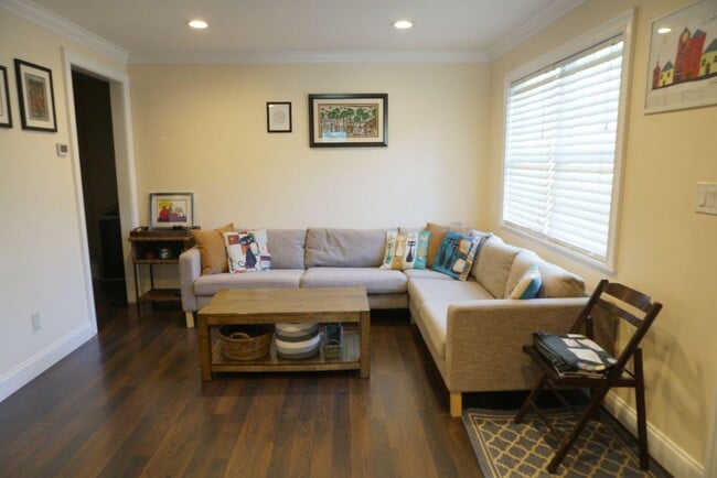 Building Photo - 3 bedroom, 2.5 bathroom home is in a highly sought-after neighborhood in the heart of South Tampa...