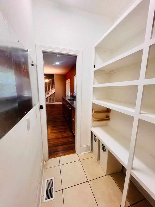 Building Photo - Tucked Away 3 Bedroom Gem on Private Road ...
