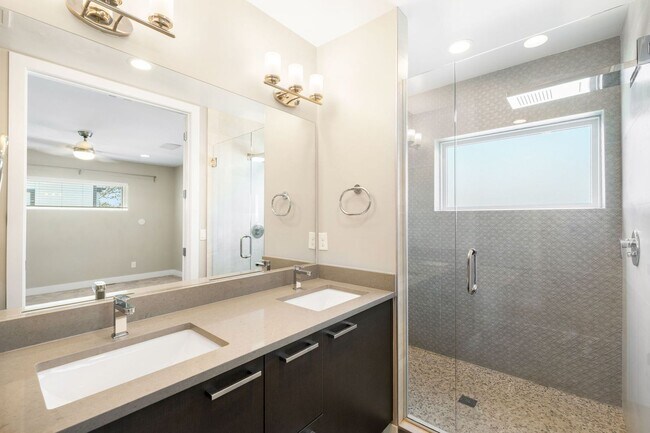 Building Photo - 3BD, 4BA Sunnyside Home With Office and Rooftop Deck