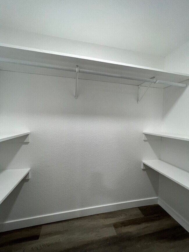 Building Photo - Spacious 3 Bedroom Apartment Near UNC with A/C