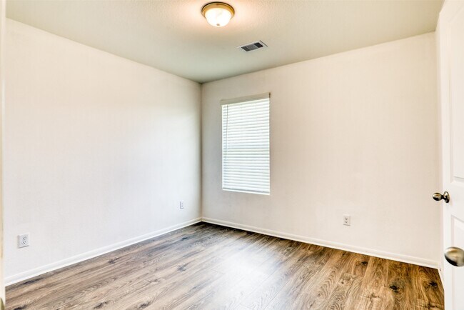 Building Photo - 407 Magnolia Ln